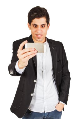 Beyaz zemin üzerinde bir telefon ile genç adam