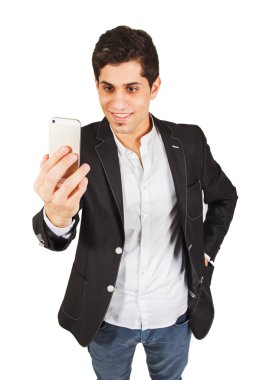 Beyaz zemin üzerinde bir telefon ile genç adam