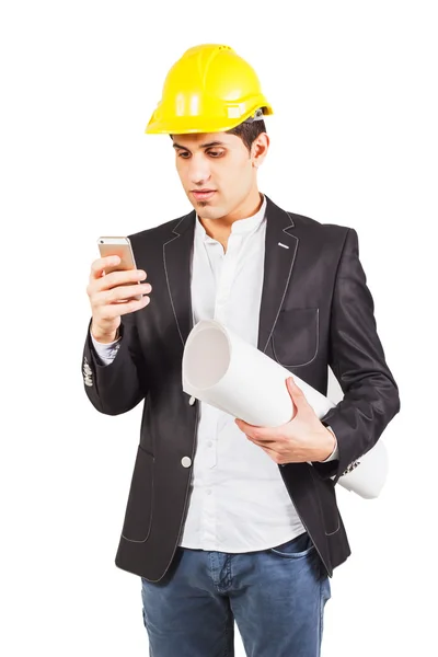 Молодой рабочий с планом и телефоном — стоковое фото