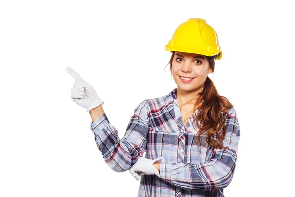 Jeune femme dans la construction casque et chemise à carreaux — Photo