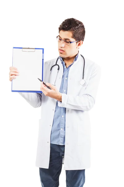 Médico jovem com uma pasta - comprimido e caneta nas mãos — Fotografia de Stock