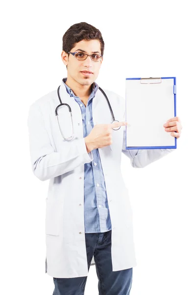 Молодий лікар з текою планшет в руках — стокове фото