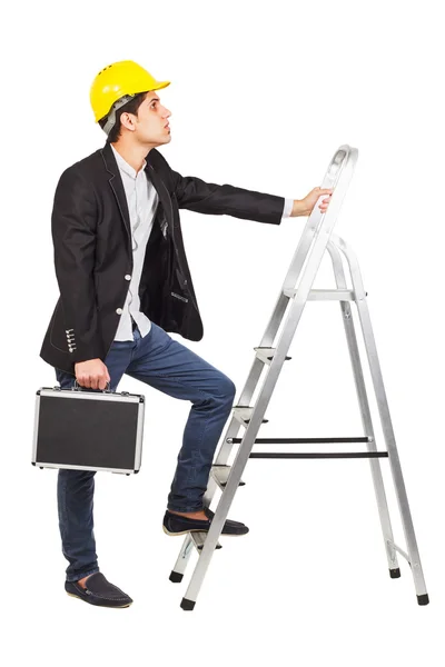 Werknemer met een diplomaat naast de trap — Stockfoto