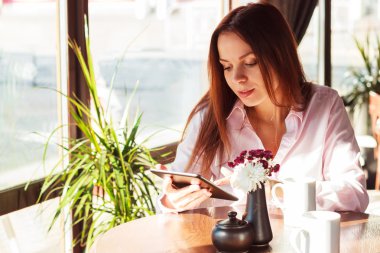 Masada bir tablet ile genç kadın