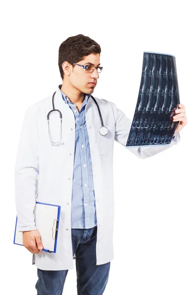Молодий лікар з рентгенівським знімком в руках — стокове фото