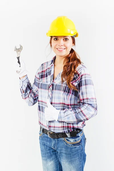 Jonge vrouw in bouw helm met sleutel — Stockfoto