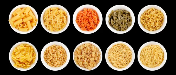 Aantal verschillende soorten pasta op de zwarte achtergrond — Stockfoto