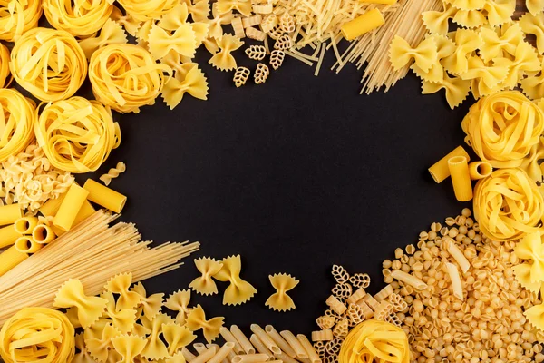 Makarna siyah arka plan üzerine farklı türleri