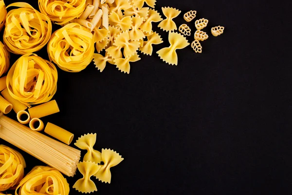 Makarna siyah arka plan üzerine farklı türleri