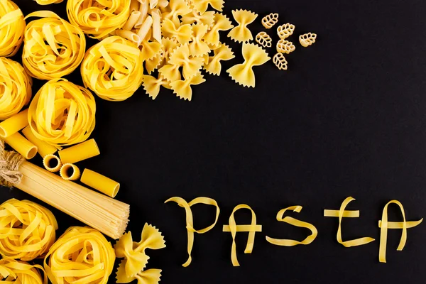 Word makarna makarna siyah arka plan üzerine yapılmış