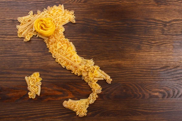 İtalya makarna ahşap arka plan üzerine yapılmış