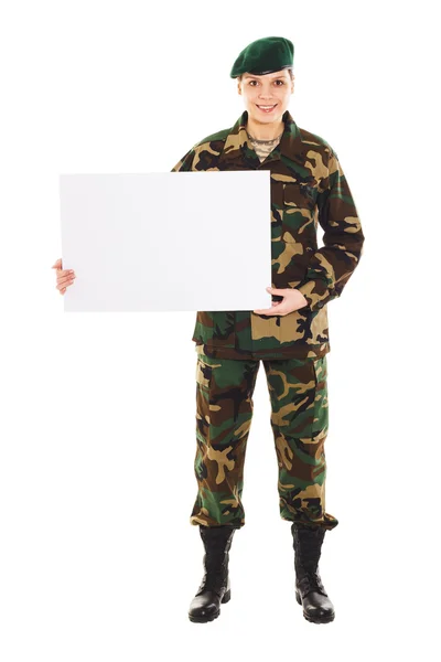 Leende soldat flicka i militär uniform — Stockfoto