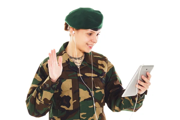 Senyum prajurit gadis dalam seragam militer — Stok Foto