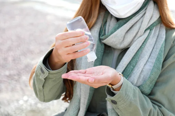 Covid Close Mulheres Mãos Higienizando Com Álcool Gel Dispensador Rua — Fotografia de Stock