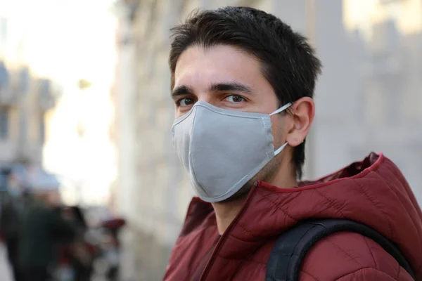 밖에서 사람을 보호하는 마스크를 있습니다 남자가 거리에 카메라를 봅니다 — 스톡 사진