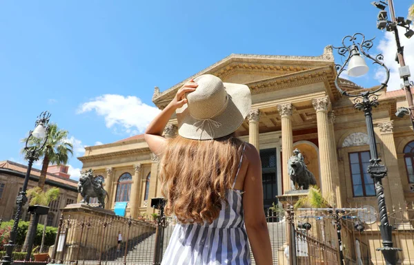 Cestujte Sicílii Pohled Krásnou Ženu Při Návštěvě Operního Domu Teatro — Stock fotografie