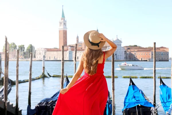 Talya Venedik Ziyaret Eden Bir Kız Kırmızı Elbiseli Güzel Genç — Stok fotoğraf