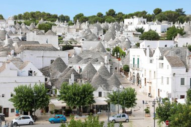 Trulli 'nin panoramik manzarası Alberobello' nun eski kasabası Apulia, İtalya 'da konik çatılı tipik evleri