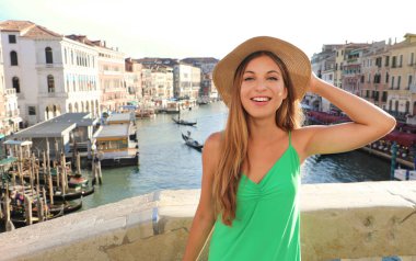 İtalya, Venedik 'te hasır şapkalı neşeli bir turist kızı portresi