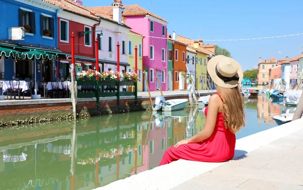 Turismo Venezia Veduta Panoramica Della Bella Donna Abito Rosso Seduta — Foto Stock