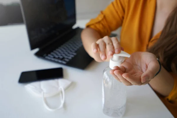 Händedesinfektionsmittel Nahaufnahme Von Geschäftsfrau Hände Desinfizieren Mit Alkohol Gel Büro — Stockfoto