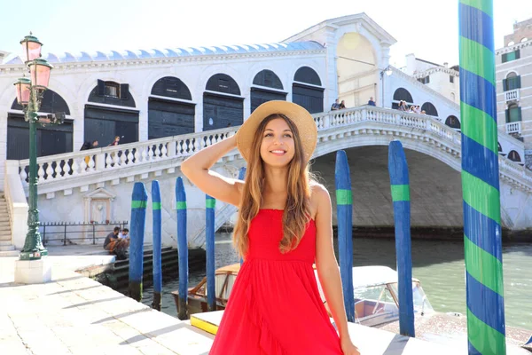 Turist Flicka Med Röd Klänning Venedig Italien — Stockfoto