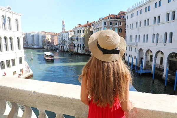 Férias Veneza Visão Traseira Menina Bonita Vestido Vermelho Desfrutando Vista — Fotografia de Stock