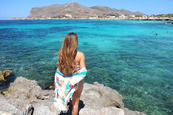 Όμορφο Κορίτσι Απολαμβάνει Αεράκι Στην Παραλία Στα Φαβινιανά Της Σικελίας — Φωτογραφία Αρχείου