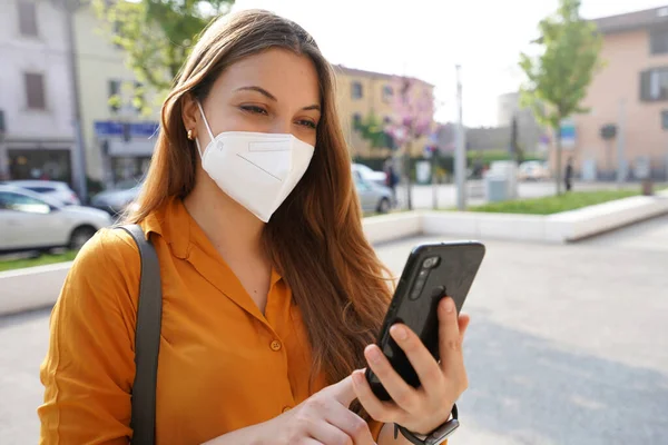 Smiling Girl Mask Checking Her Phone Street — Stock Photo, Image