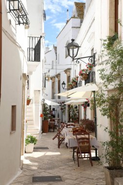 Güney Avrupa 'nın Apulia bölgesinde restoranları olan bir İtalyan kasabasına kısa bir bakış.