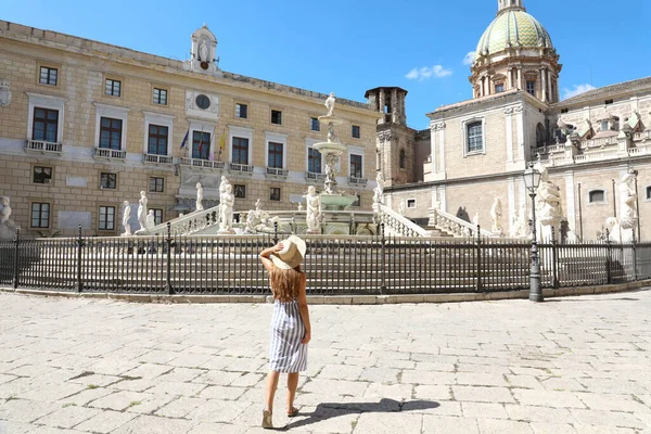 Viaje Sicília Visão Traseira Jovem Mulher Bonita Andando Perto Fonte — Fotografia de Stock