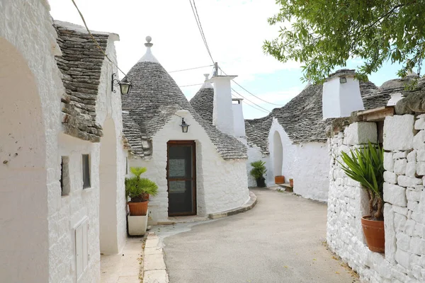 イタリアのプーリア州に円錐形の屋根を持つ伝統的な乾燥した石造りの小屋とAlberobello村 — ストック写真