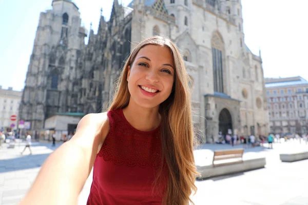 Güzel Gülümseyen Turist Kız Viyana Arka Planda Avusturya Avrupa Aziz — Stok fotoğraf