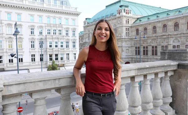 Leende Turist Flicka Besöker Staden Wien Med Berömda Historiska Palats — Stockfoto