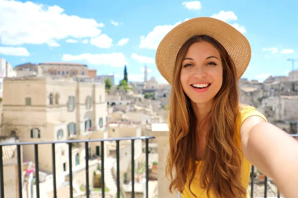 Gelukkig Mooi Vrouwelijk Toerist Het Nemen Van Een Selfie Glimlachen — Stockfoto