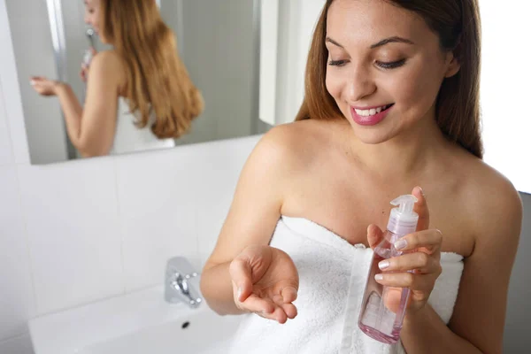 Bella Felice Giovane Donna Che Mostra Olio Detergente Eco Friendly — Foto Stock