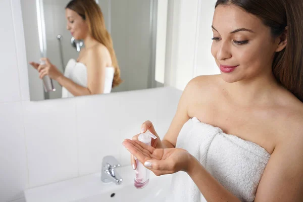 Retrato Menina Usando Óleo Limpeza Para Remover Maquiagem Menina Beleza — Fotografia de Stock