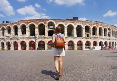 Verona 'da turizm. Turist kadının arkadan görünüşü İtalya, Verona Arena 'ya doğru yürüyor.