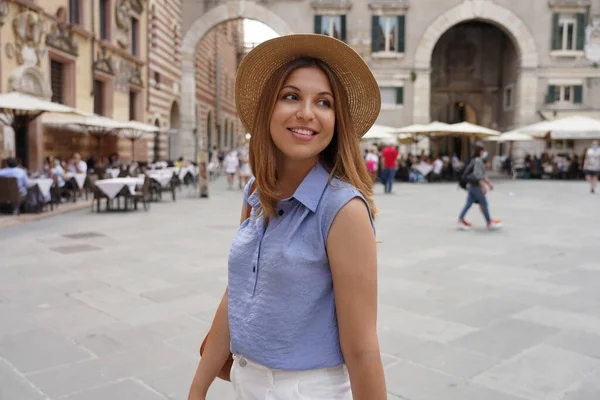 Fashionable Mooie Vrouw Wandelen Oude Stad Van Verona Voor Haar — Stockfoto