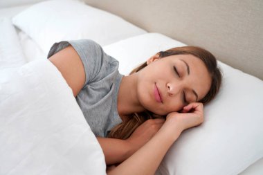 Kapalı bir yerde rahat uyuyan bir kadın. Sabahları rahat bir şekilde uyuyor.