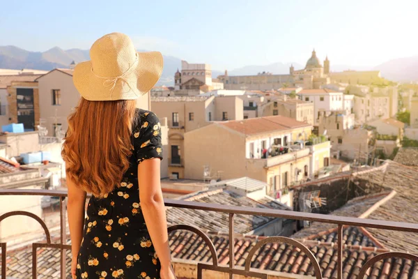 意大利 一位年轻的女士在日落时从阳台上眺望巴勒莫的城市风景 — 图库照片