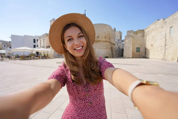 Концепція Туризму Близькості Усміхнена Жінка Робить Автопортрет Апулії Старим Містом — стокове фото
