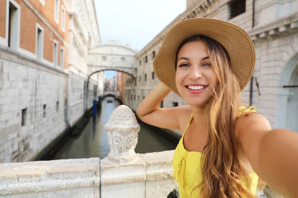 Happy Young Woman Takes Selfie Photo Front Venice Bridge Sighs — Stok fotoğraf