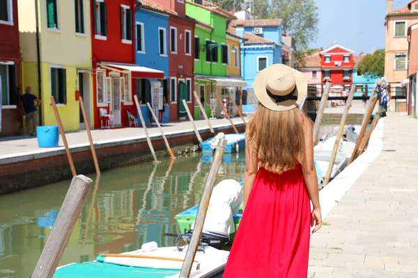 Back View Woman Red Dress Hat Walking Channel Sunny Day — Stock fotografie