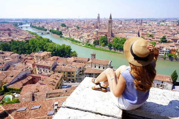이탈리아 Holidays 매혹적 여자가 이탈리아 베로나의 아름다운 경관을 — 스톡 사진