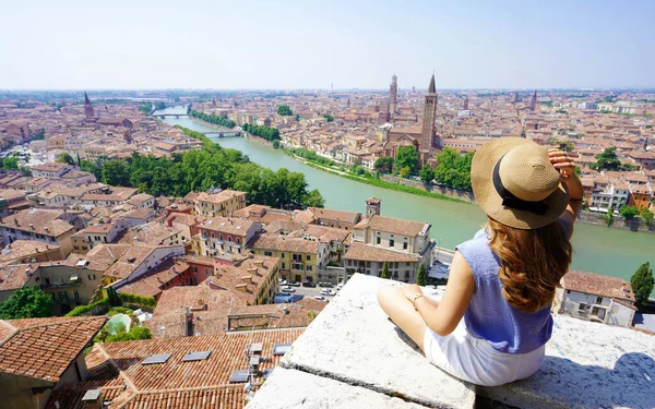 Tourism Italy Beautiful Young Woman Sitting Wall Enjoying Stunning View — Fotografia de Stock