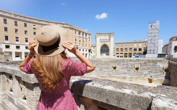 Культурный Туризм Италии Девушка Туристка Посещает Развалины Римского Театра Города — стоковое фото