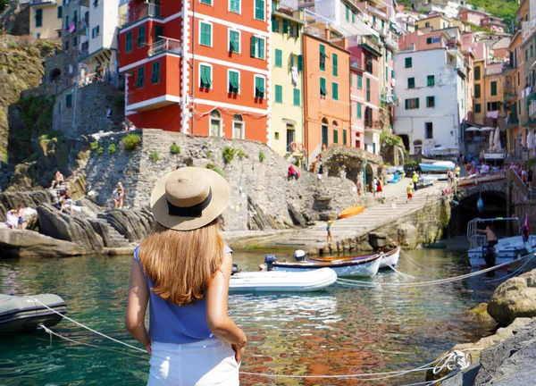 Vacanze Italia Bella Giovane Donna Che Guarda Villaggio Riomaggiore Dal — Foto Stock