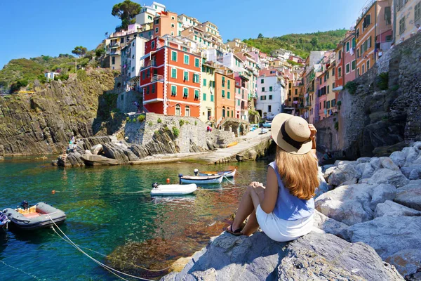 Отдых Италии Красивая Молодая Женщина Сидит Камне Наслаждаясь Городским Пейзажем — стоковое фото