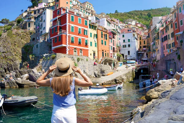 Vacaciones Italia Hermosa Mujer Mirando Pintoresco Pueblo Que Sobresale Los — Foto de Stock